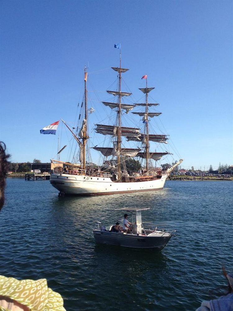 Хостел Port Adelaide Backpackers Экстерьер фото
