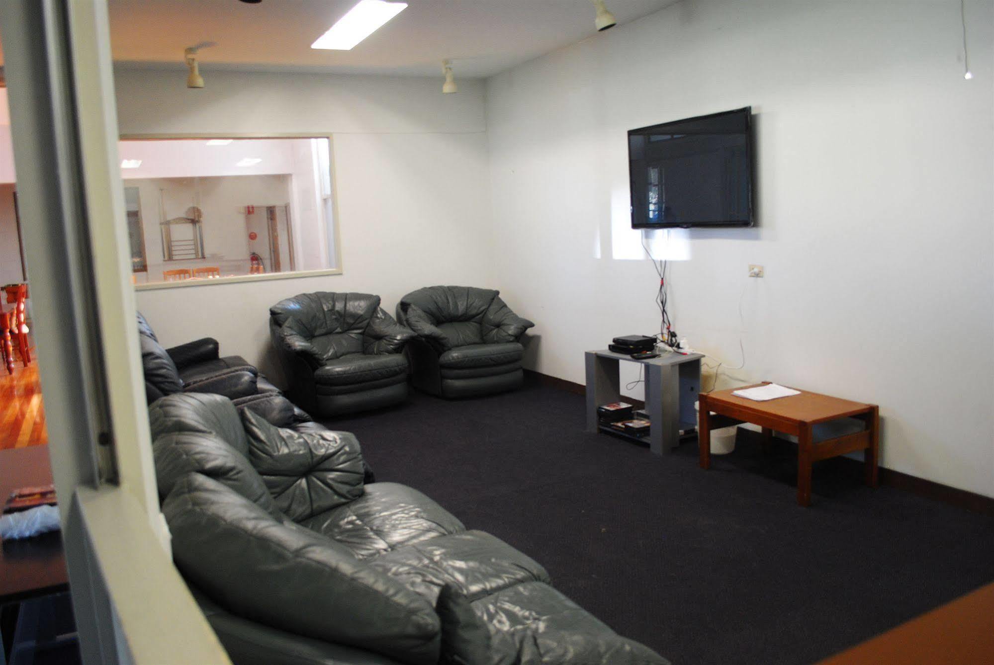 Хостел Port Adelaide Backpackers Экстерьер фото