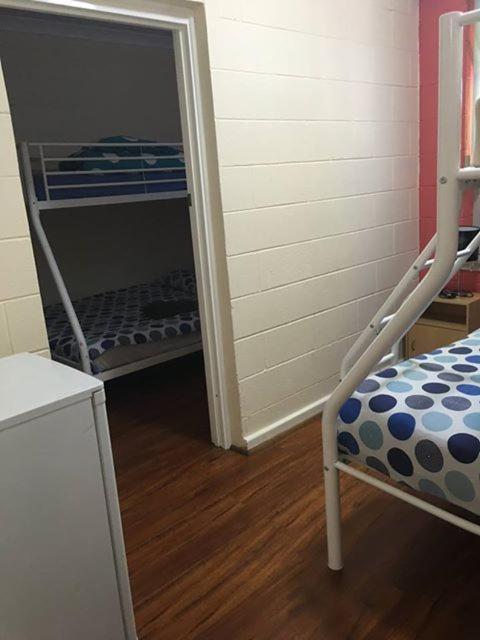 Хостел Port Adelaide Backpackers Экстерьер фото